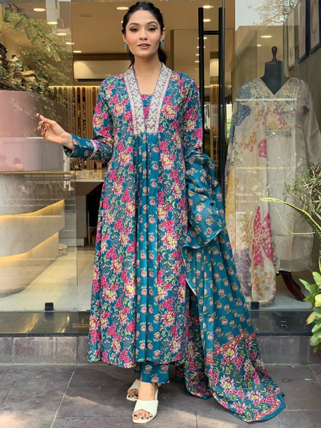 

KLOSIA Floral Printed V-Neck A-Line Kurta With Trousers And Dupatta, Blue