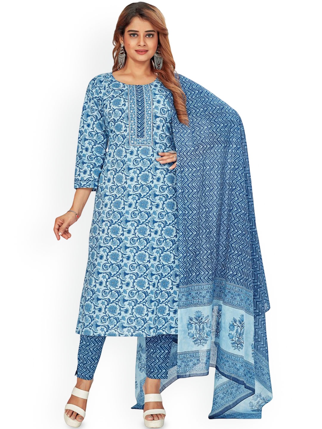 

Amchoor Floral Printed Round Neck Straight Kurta With Trousers & Dupatta, Blue