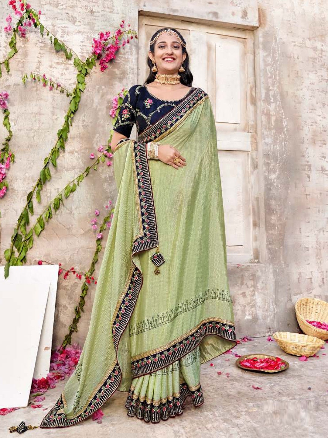 

MAHALASA Ethnic Motifs Embroidered Poly Georgette Saree, Green