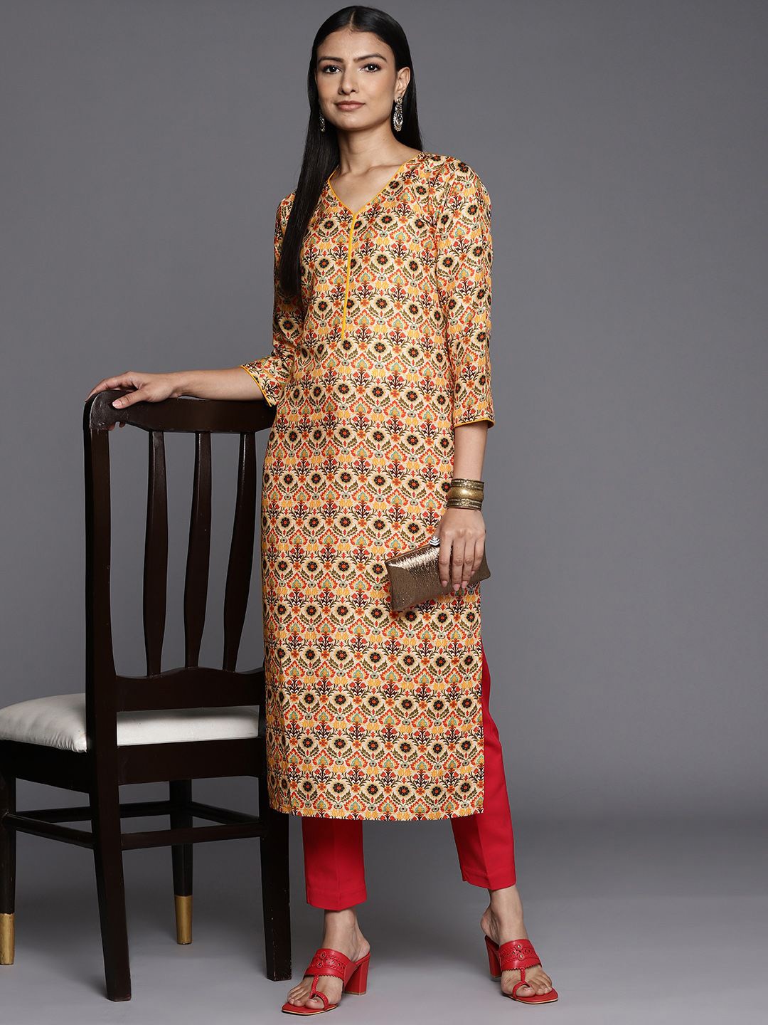 

DIVASTRI Floral Printed V-Neck Straight Kurta, Yellow