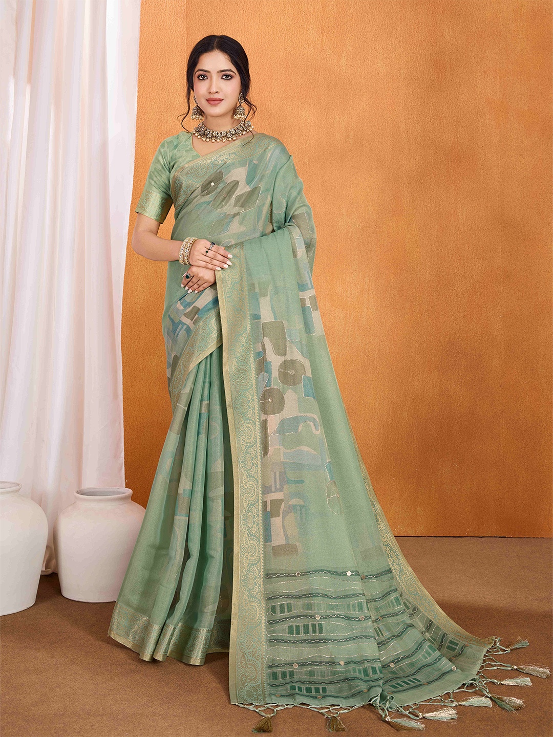 

Rekha Maniyar Woven Design Zari Kanjeevaram Saree, Green