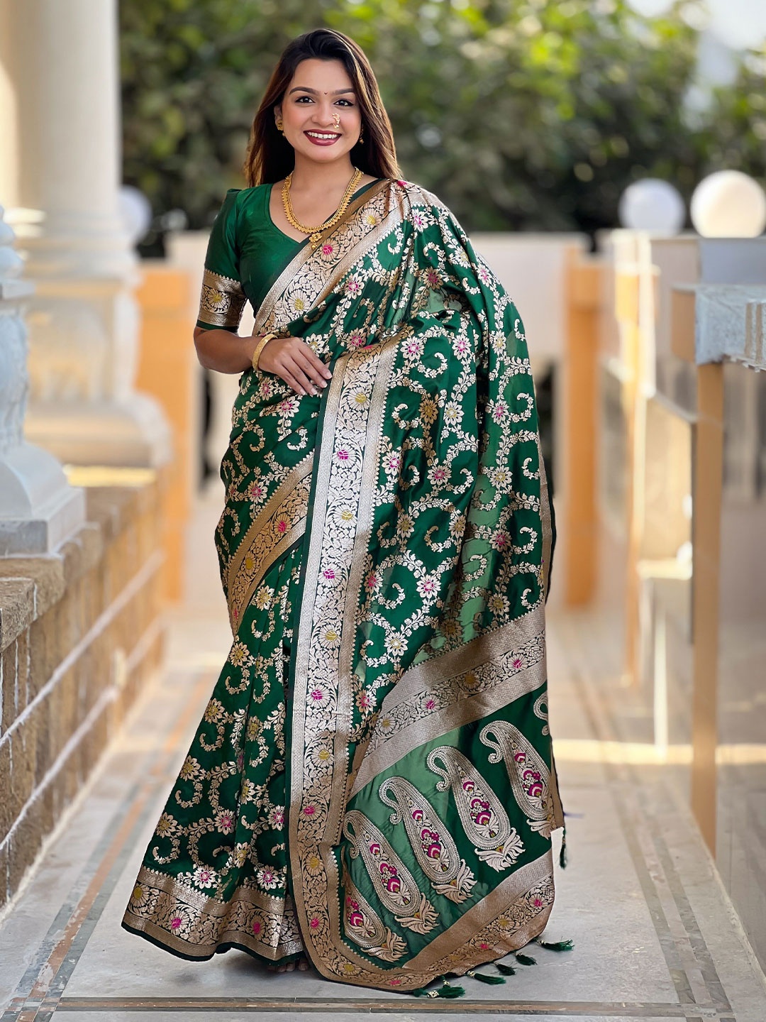 

VEECHIS Ethnic Motifs Woven Design Zari Pure Silk Banarasi Saree, Green