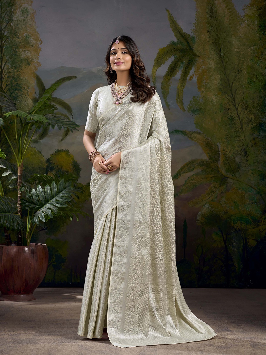 

MADHAVPRIYA Floral Woven Design Zari Kanjeevaram Saree, Off white