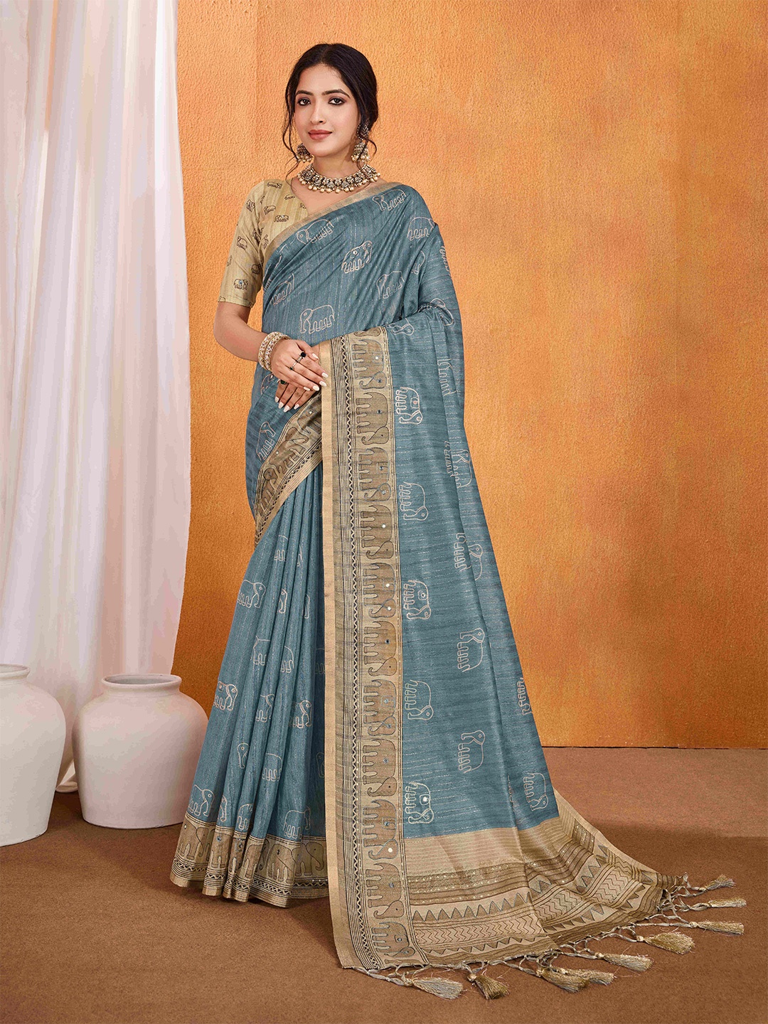 

Mitera Kalamkari Printed Mirror Work Saree, Grey