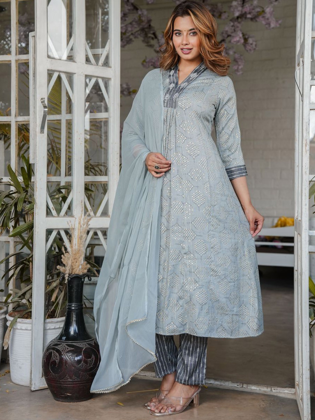 

SINGNI Floral Printed Pleated V-Neck A-Line Kurta With Trousers & Dupatta, Grey