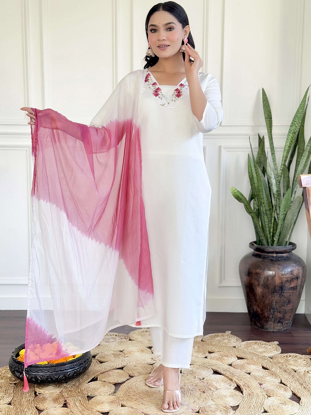 

4 season Floral Embroidered Thread Chanderi Silk Straight Kurta With Trousers & Dupatta, White
