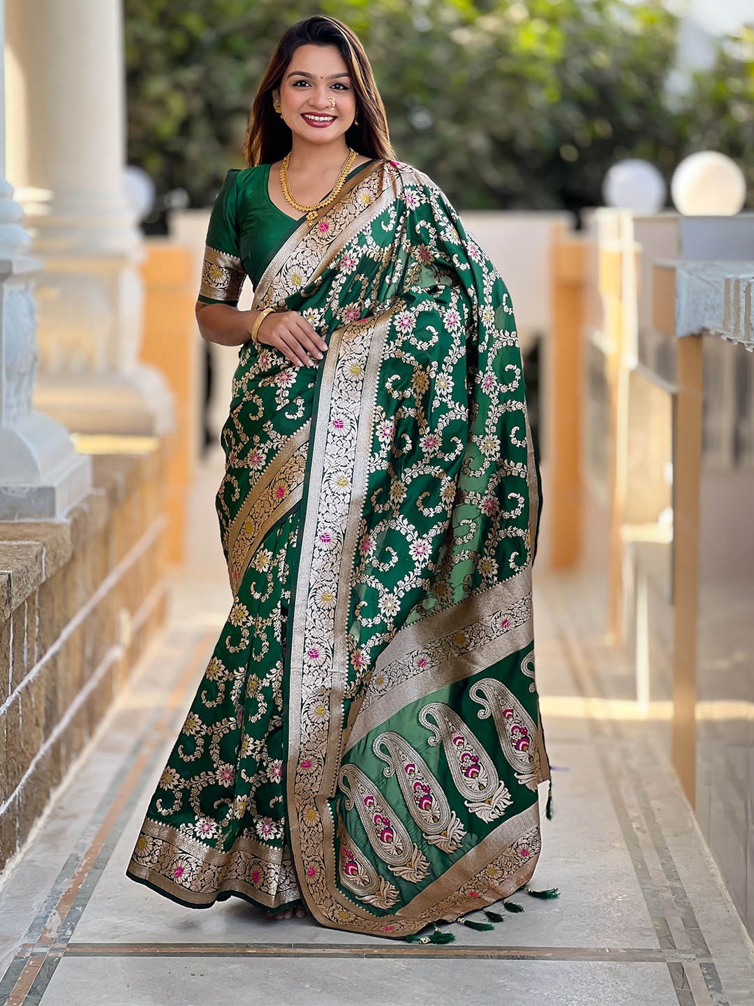 

VEECHIS Ethnic Motifs Zari Banarasi Saree, Green
