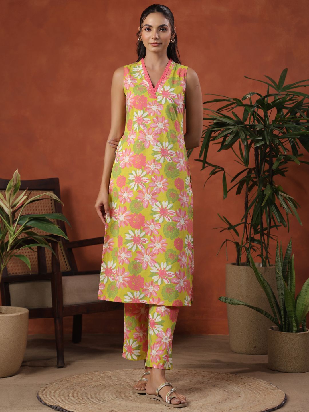 

anayna Floral Printed V-Neck Pure Cotton Straight Kurta With Trousers, Green