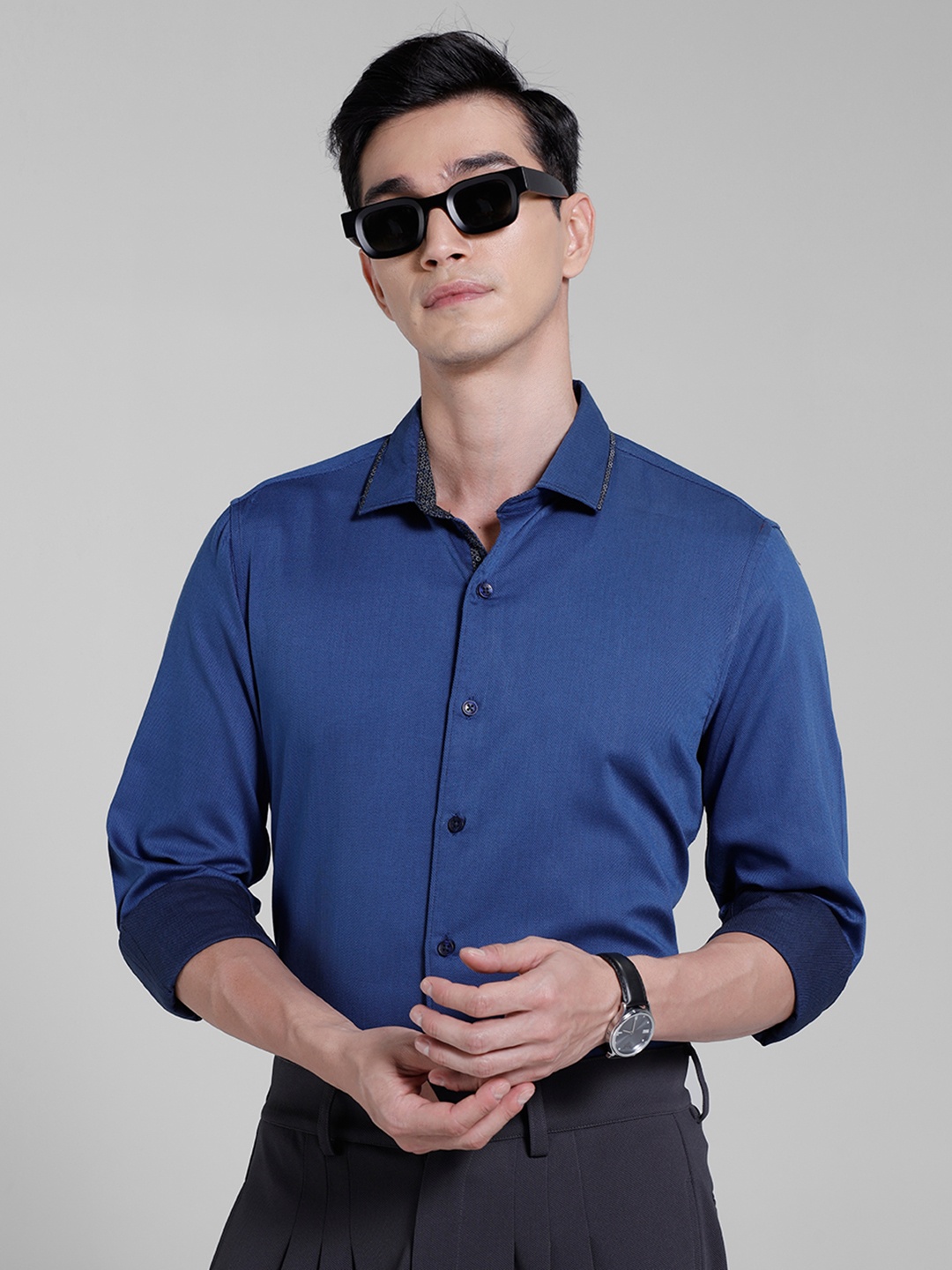 

INVICTUS Pure Cotton Self Design Textured Slim Fit Opaque Formal Shirt, Navy blue