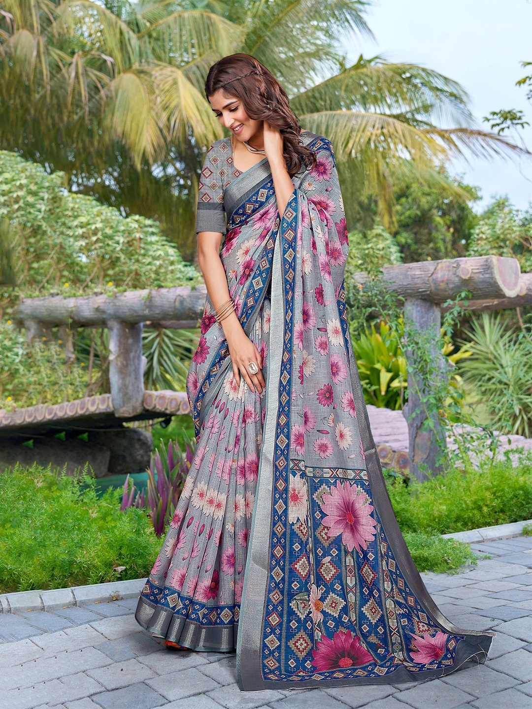 

Nimidiya Floral Zari Pure Cotton Saree, Grey