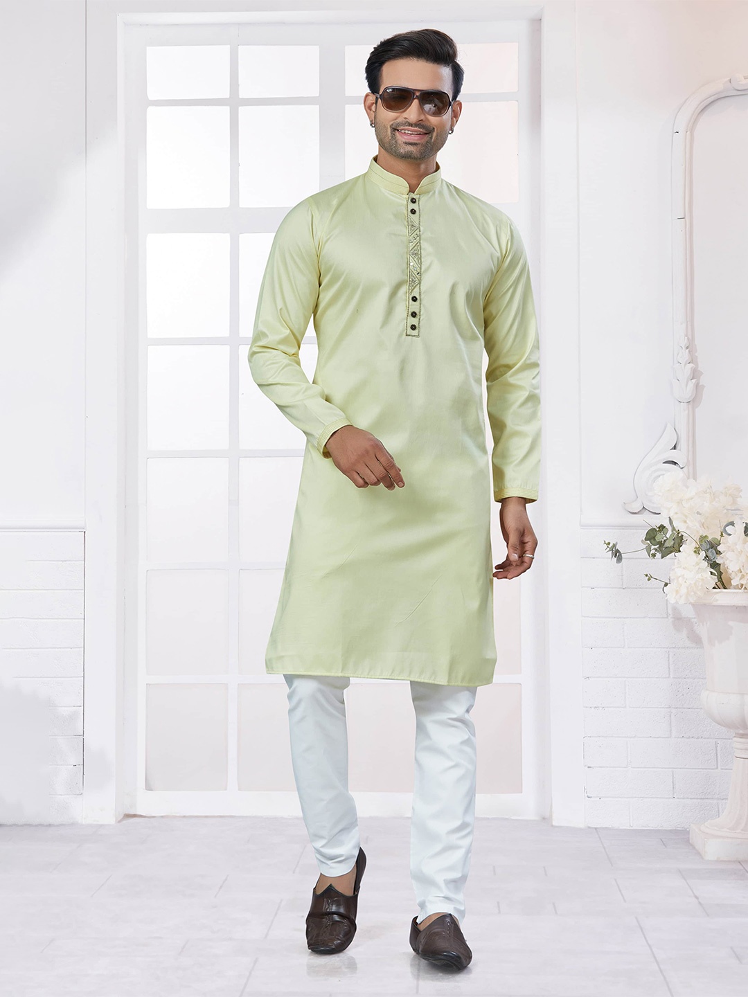 

OUTLUK Mandarin Collar Pure Cotton Straight Kurta With Pyjamas, Lime green