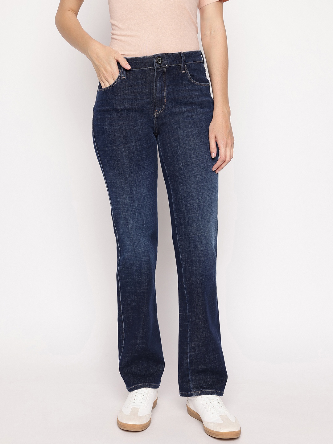 

GUESS Women Straight Fit Light Fade Jeans, Blue
