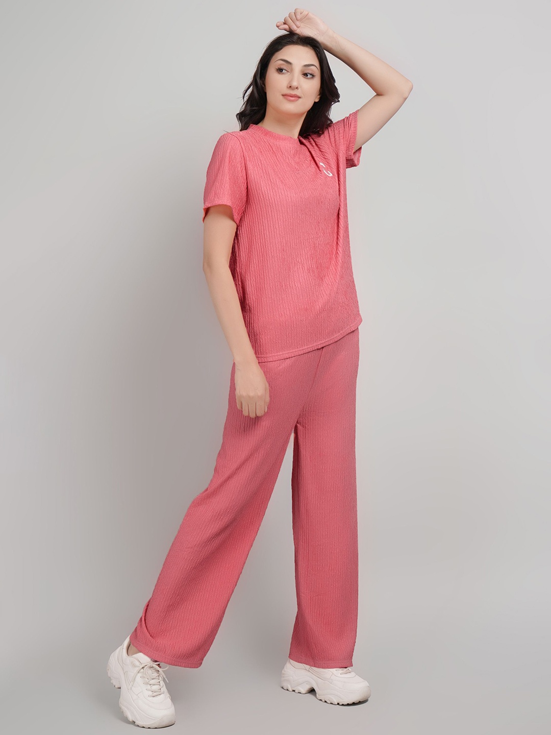 

Lugo Solid Round Neck T-Shirt With Trousers, Peach