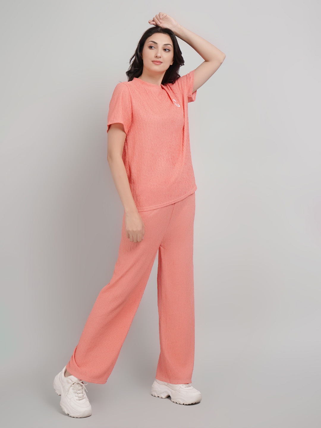 

Lugo Solid Round Neck T-Shirt With Trousers, Peach