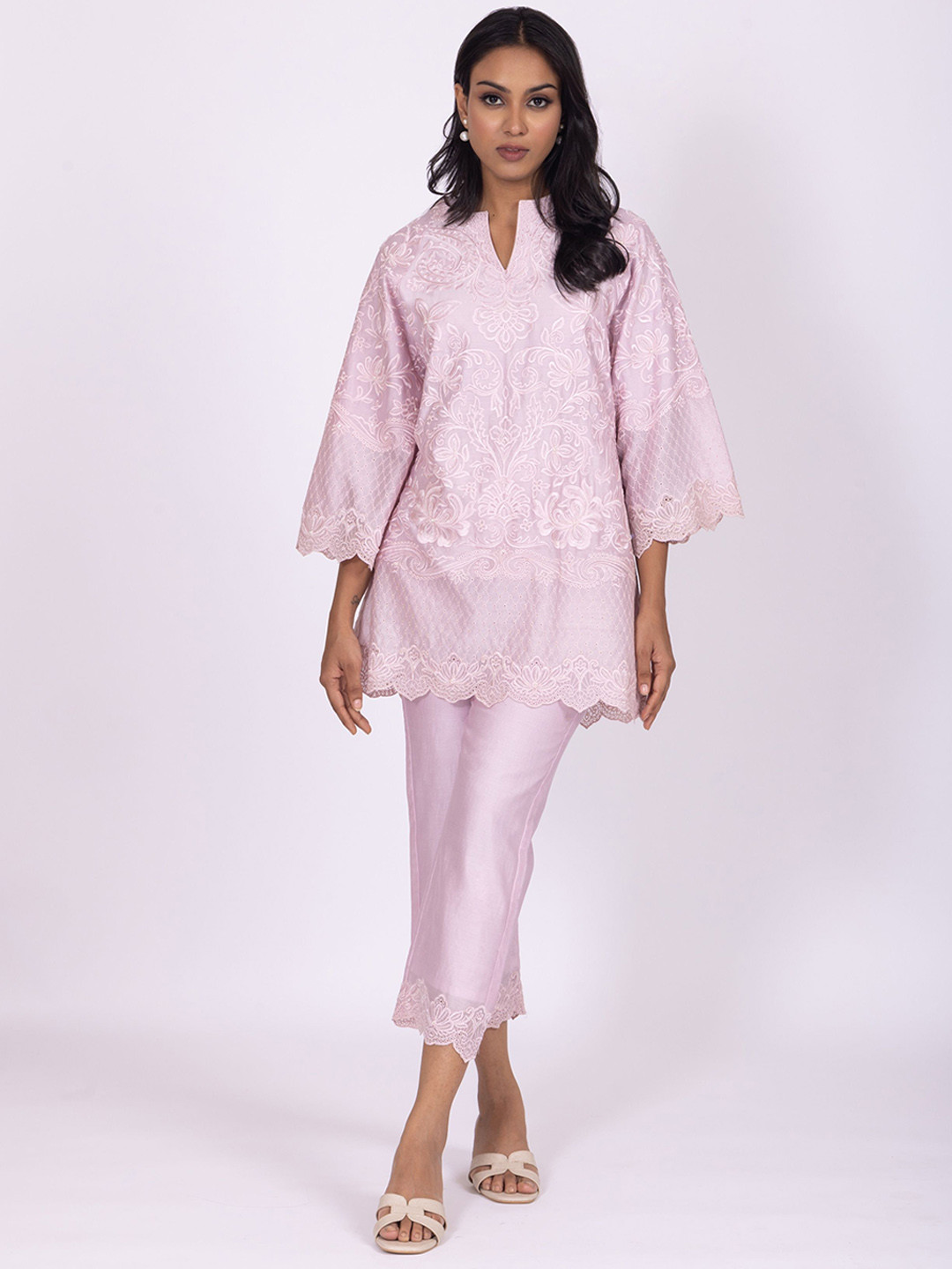 

Label Naariti Ethnic Motifs Embroidered Notch Neck Thread Work Kurta With Trousers, Lavender