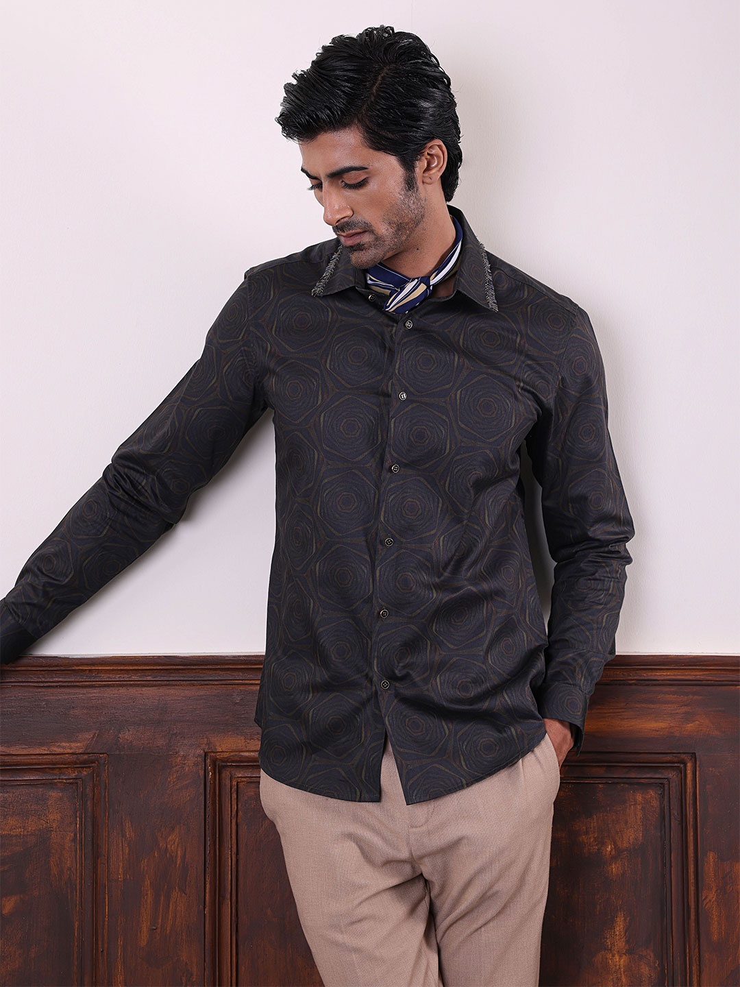 

ABKASA Men Classic Slim Fit Spread Collar Abstract Printed Cotton Casual Shirt, Black