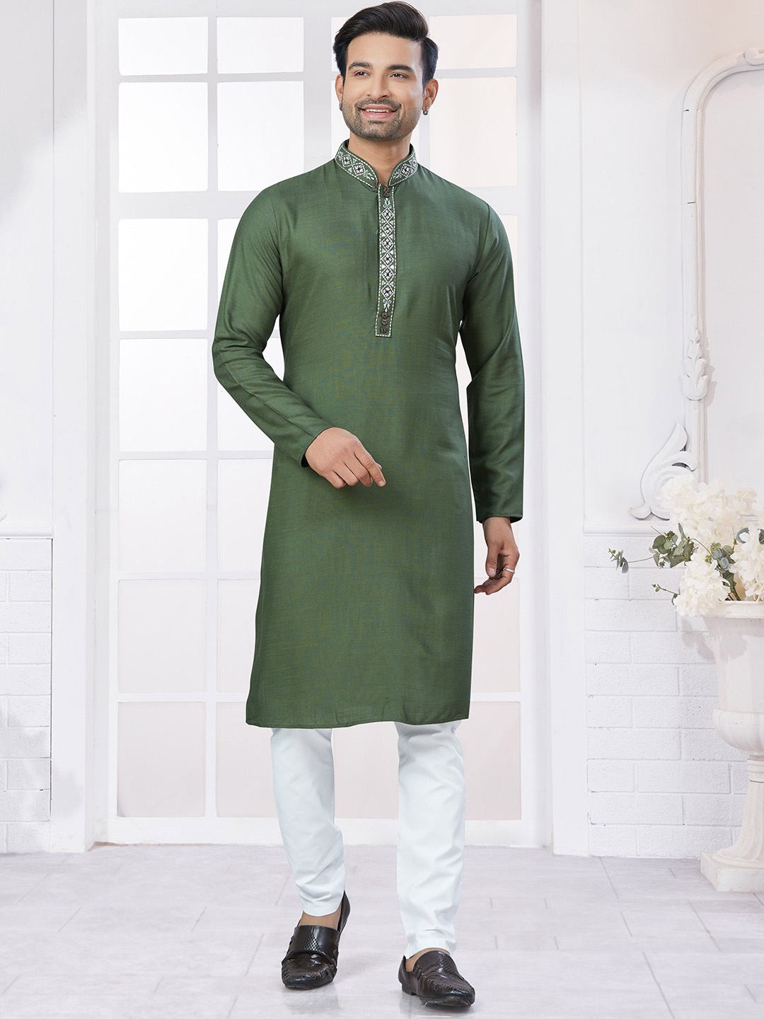 

OUTLUK Mandarin Collar Thread Work Cotton Straight Kurta, Olive