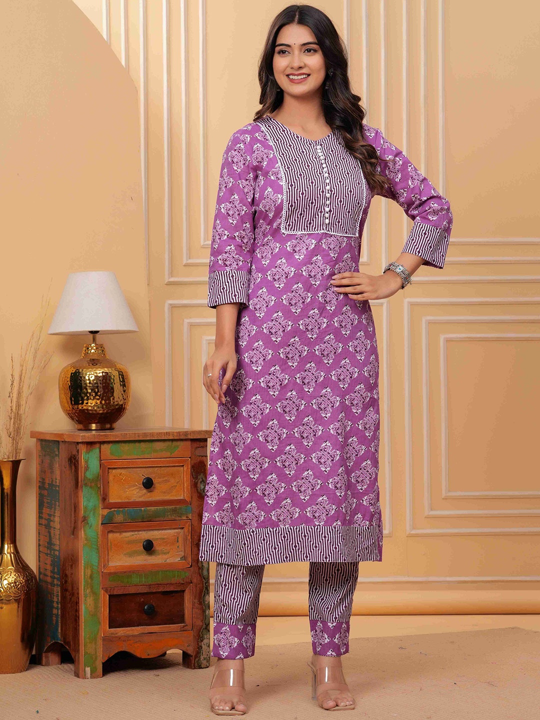 

ALEXEY JAY Floral Printed Round Neck Pure Cotton Straight Kurta With Trousers, Lavender