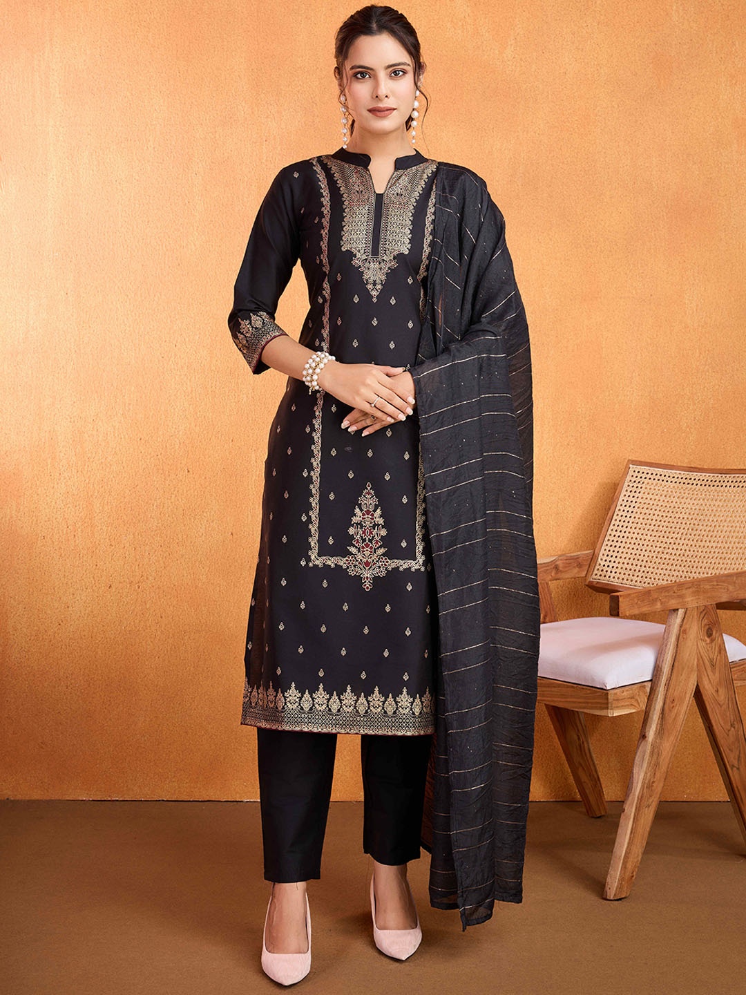 

SUAAC Floral Printed Mandarin Collar Straight Kurta With Trousers And Dupatta, Black