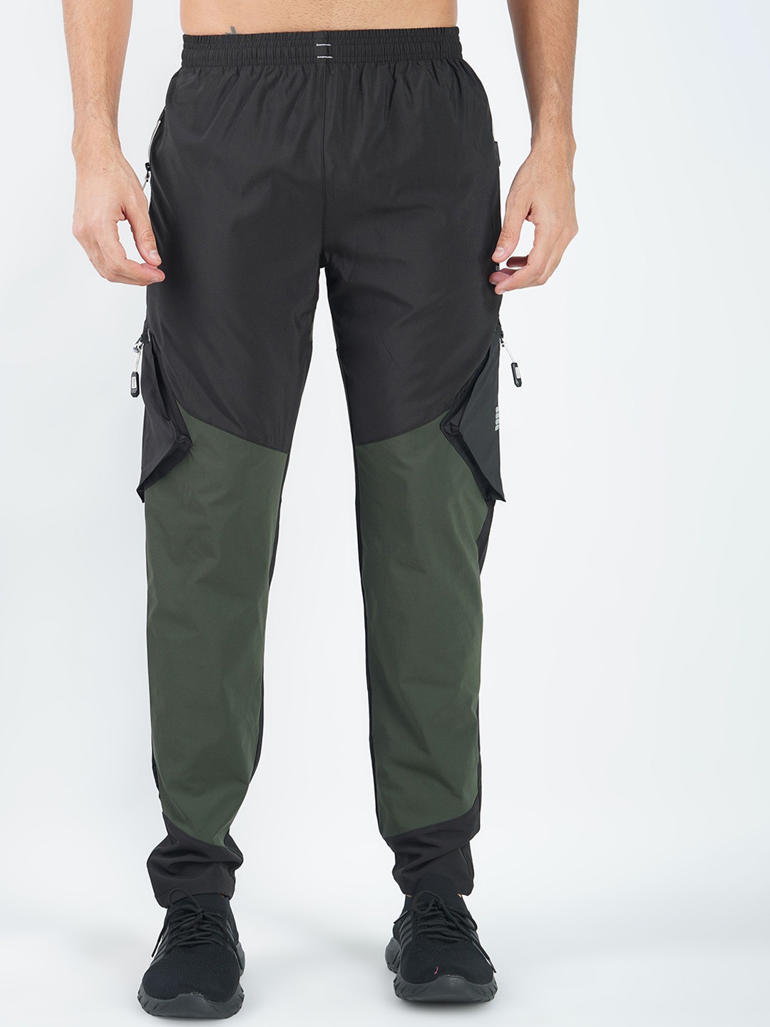 

GOTO Men Colourblocked Mid Rise Track Pants, Black