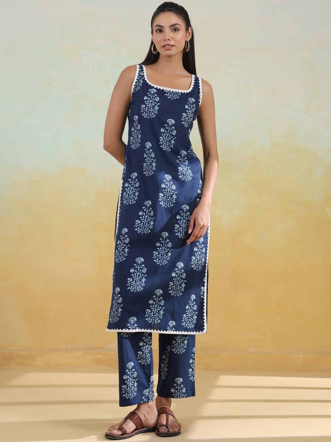 

anayna Floral Printed Round Neck Pure Cotton Straight Kurta With Trousers, Blue