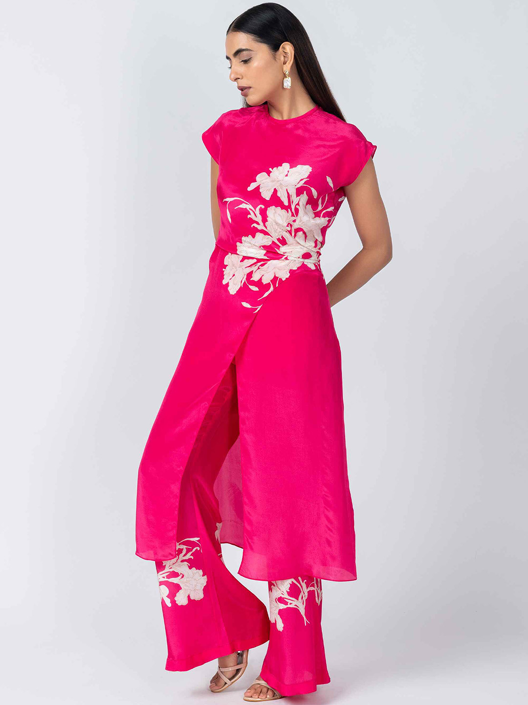 

Label Naariti Floral Printed Round Neck Straight Kurta With Palazzos, Pink