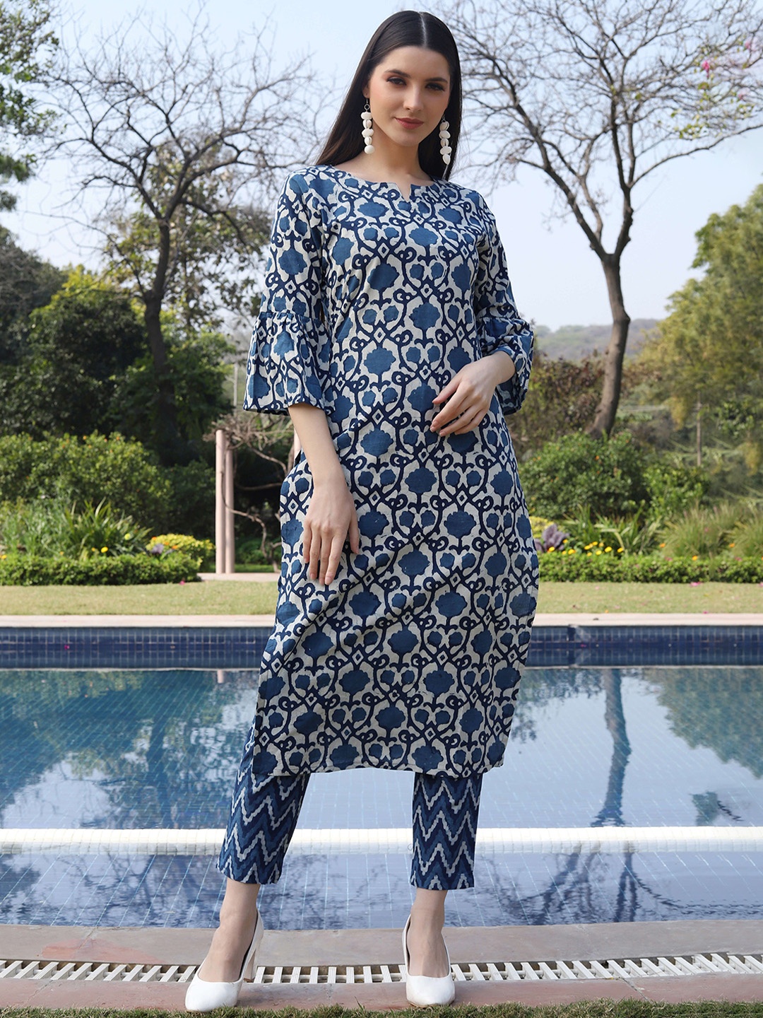 

Fourleaf Floral Printed Notch Neck Pure Cotton Straight Kurta With Trousers, Blue