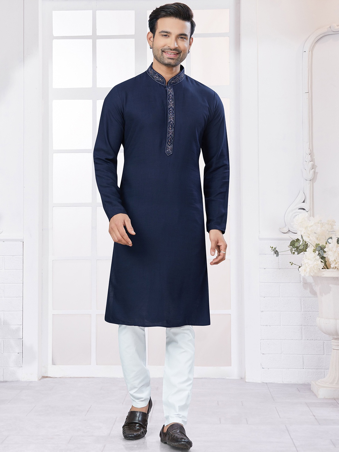 

OUTLUK Floral Yoke Design Mandarin Collar Thread Work Pure Cotton Kurta With Trousers, Navy blue