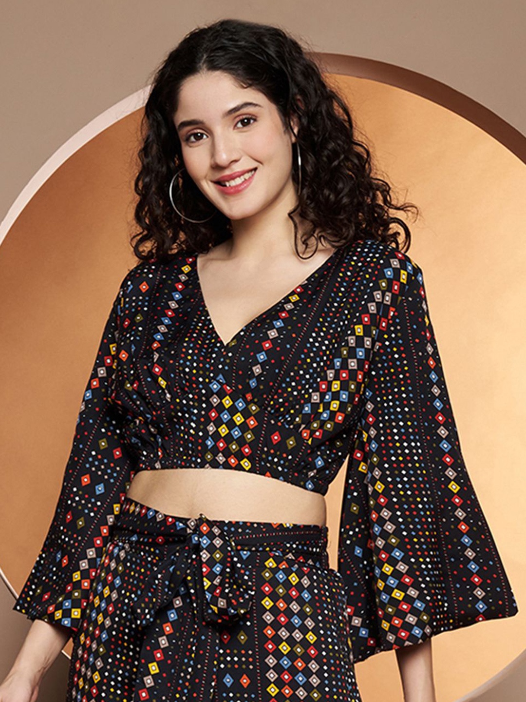 

BRINNS Geometric Printed Bell Sleeve Crop Top, Black