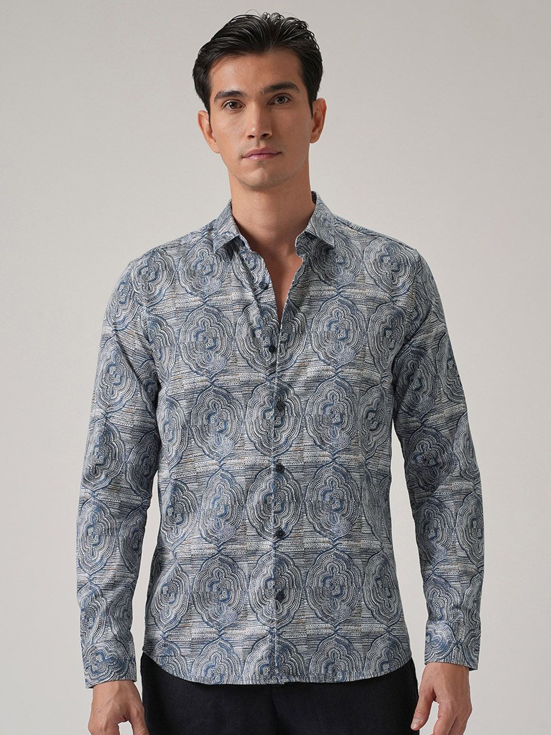 

Banana Club Men Abstract Printed Classic Slim Fit Casual Shirt, Navy blue