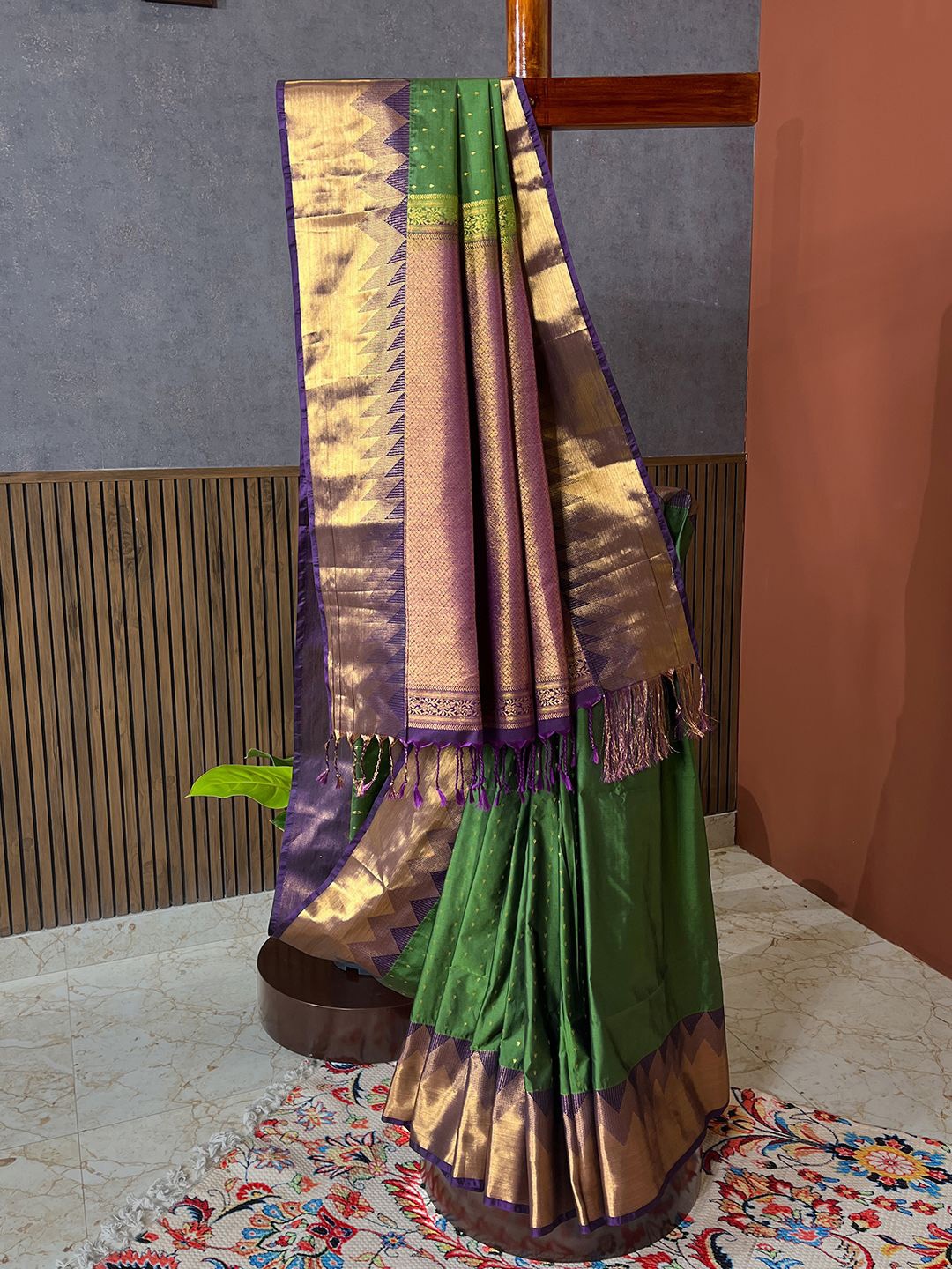 

Ushvii Woven Design Zari Kanjeevaram Saree, Green