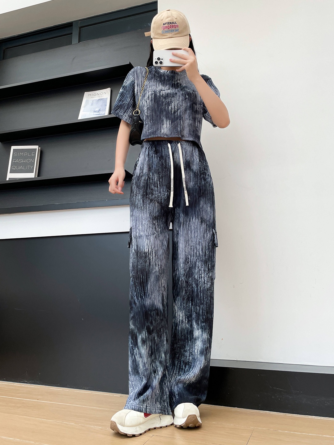 

Lugo Tie & Dyed Round Neck Crop T-Shirt With Trousers, Grey