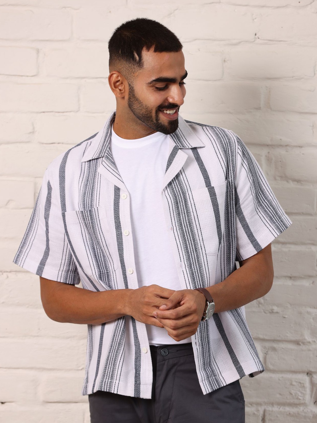 

Uncluttered Closet Men Relaxed Boxy Fit Club Collar Vertical Striped Cotton Casual Shirt, White