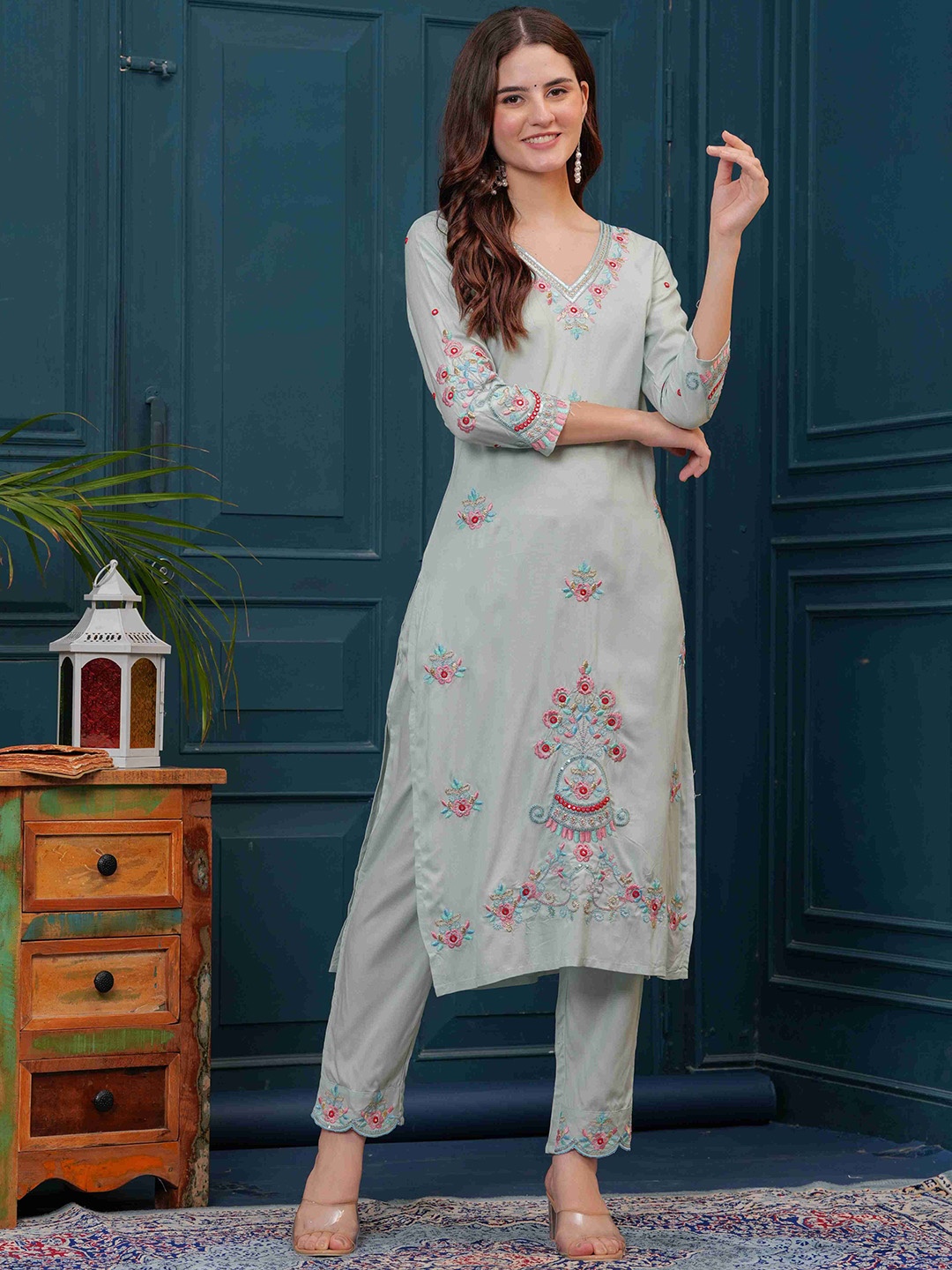 

ALEXEY JAY Floral Embroidered Thread Work V-Neck Straight Kurta With Trousers, Green