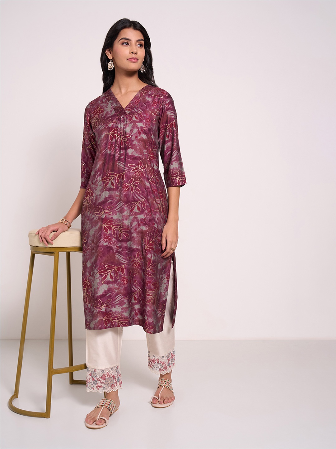 

RANGMANCH BY PANTALOONS Floral Printed V-Neck Straight Kurta, Maroon
