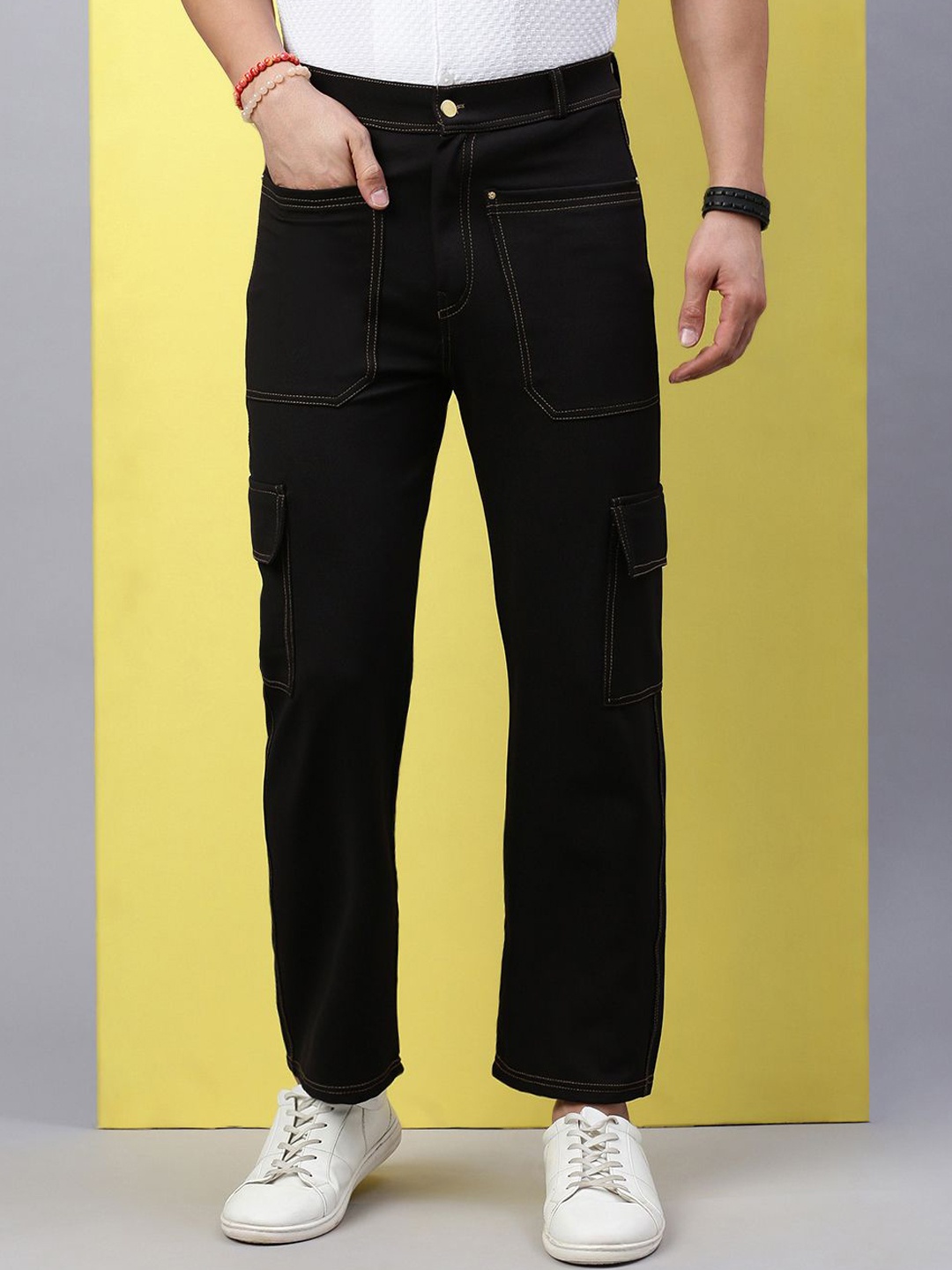 

VOXATI Men Relaxed Regular Fit Cargos Trousers, Black