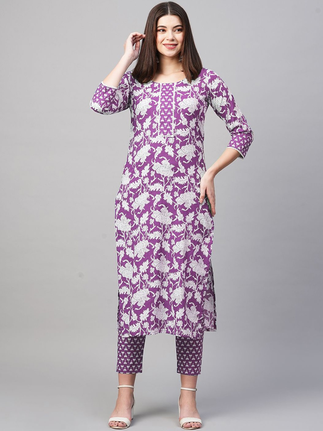 

GoSriKi Floral Printed Round Neck Straight Kurta With Trousers, Purple
