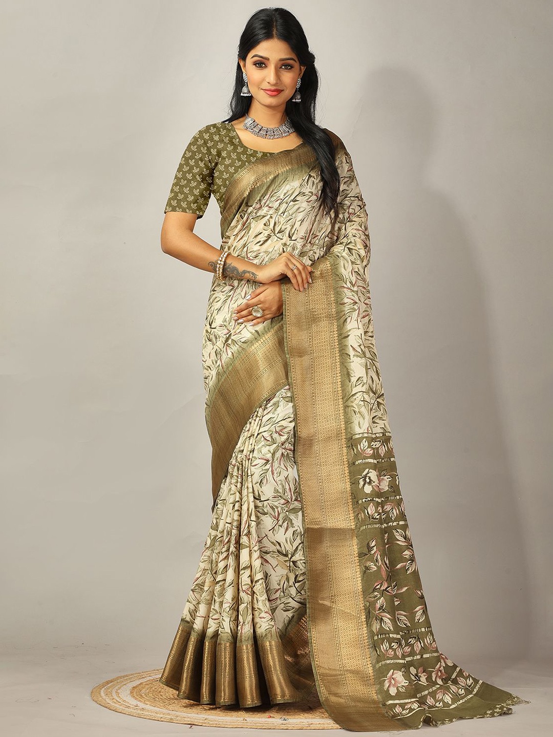 

VIRENDRA TEXTILES Manoj Floral Printed Zari Pure Crepe Saree, Green