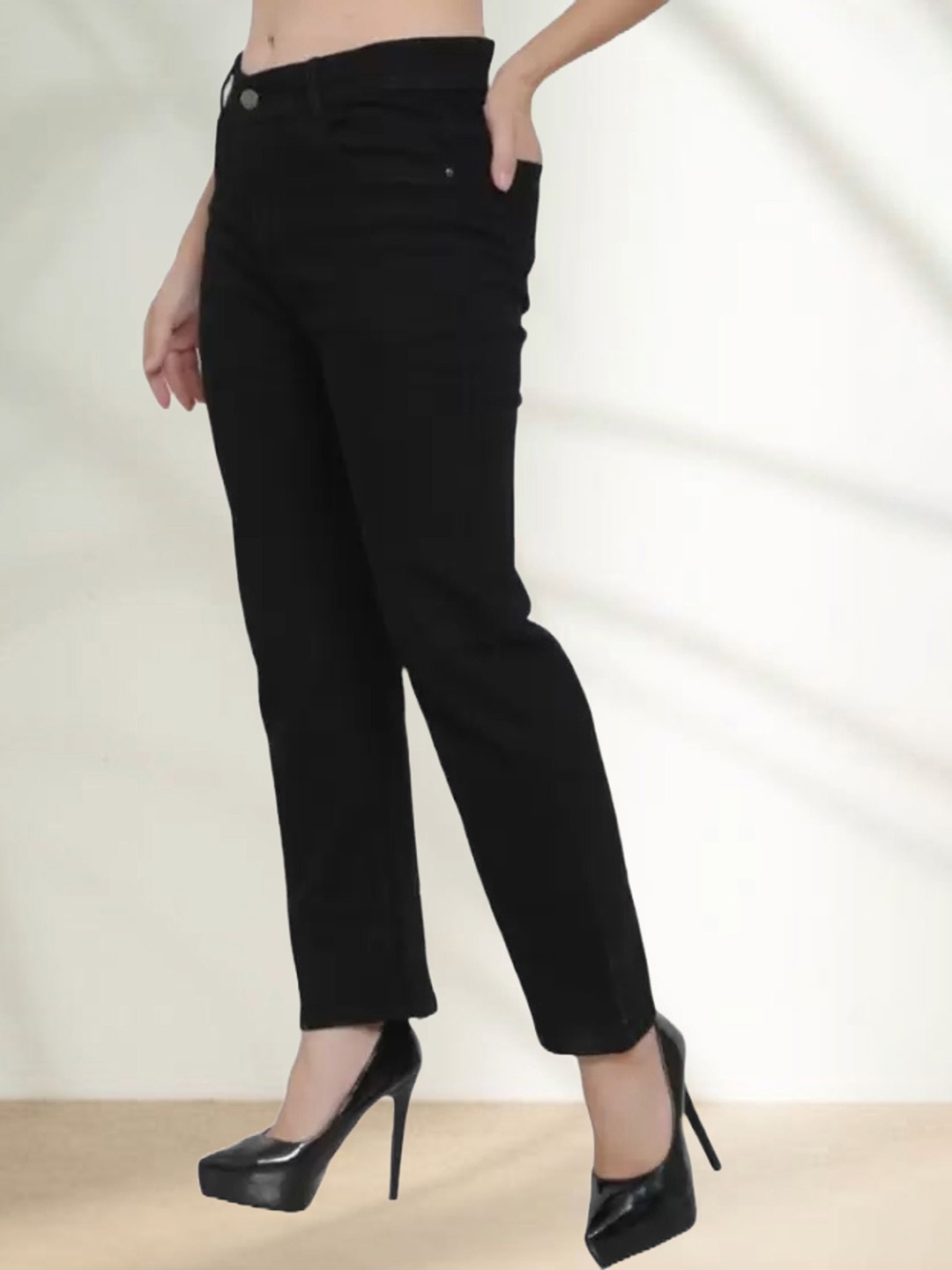 

LINARIA Women Classic Relaxed Fit Jeans, Black