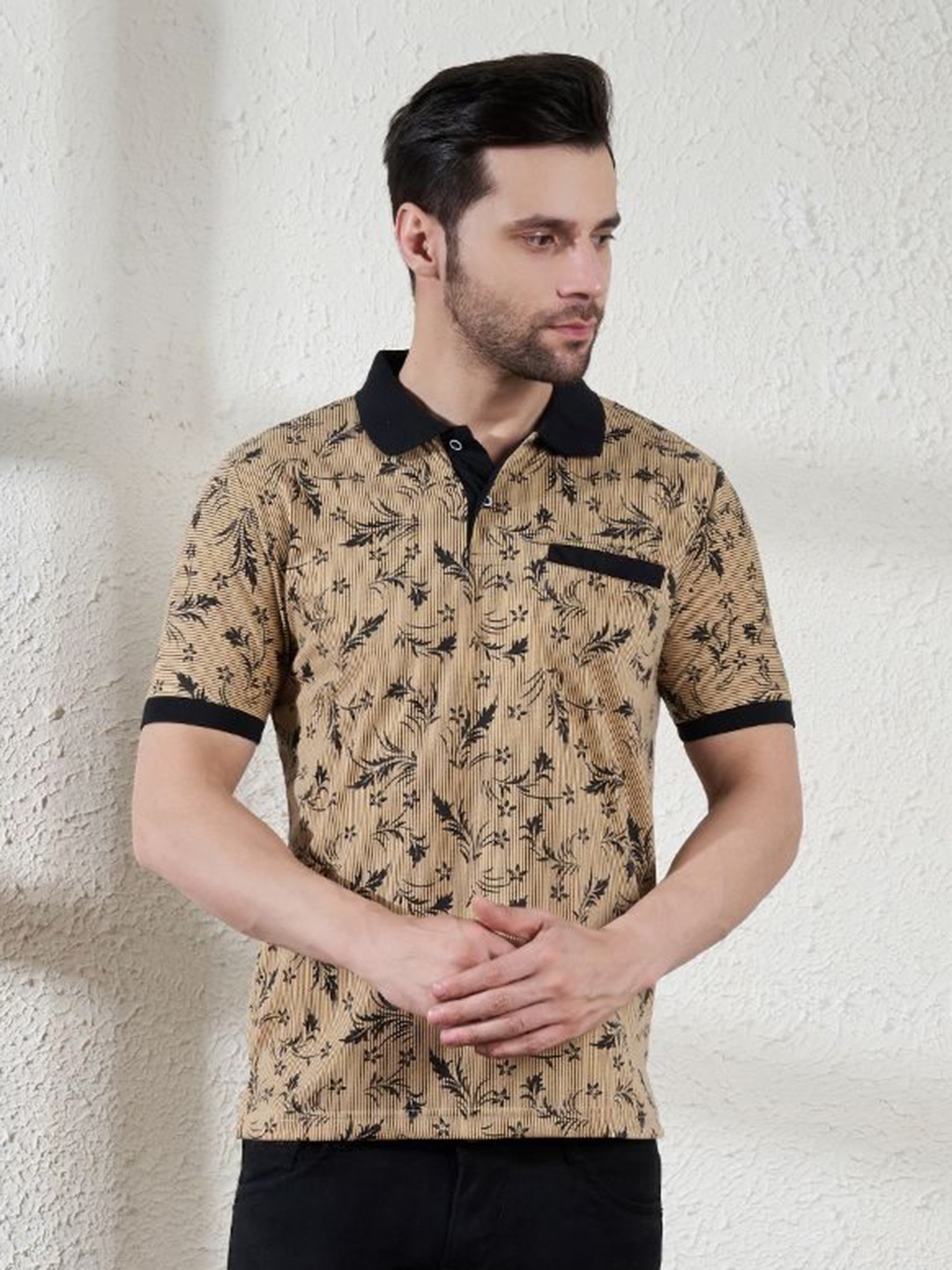 

Austin wood Men Printed Polo Collar Pockets T-shirt, Beige