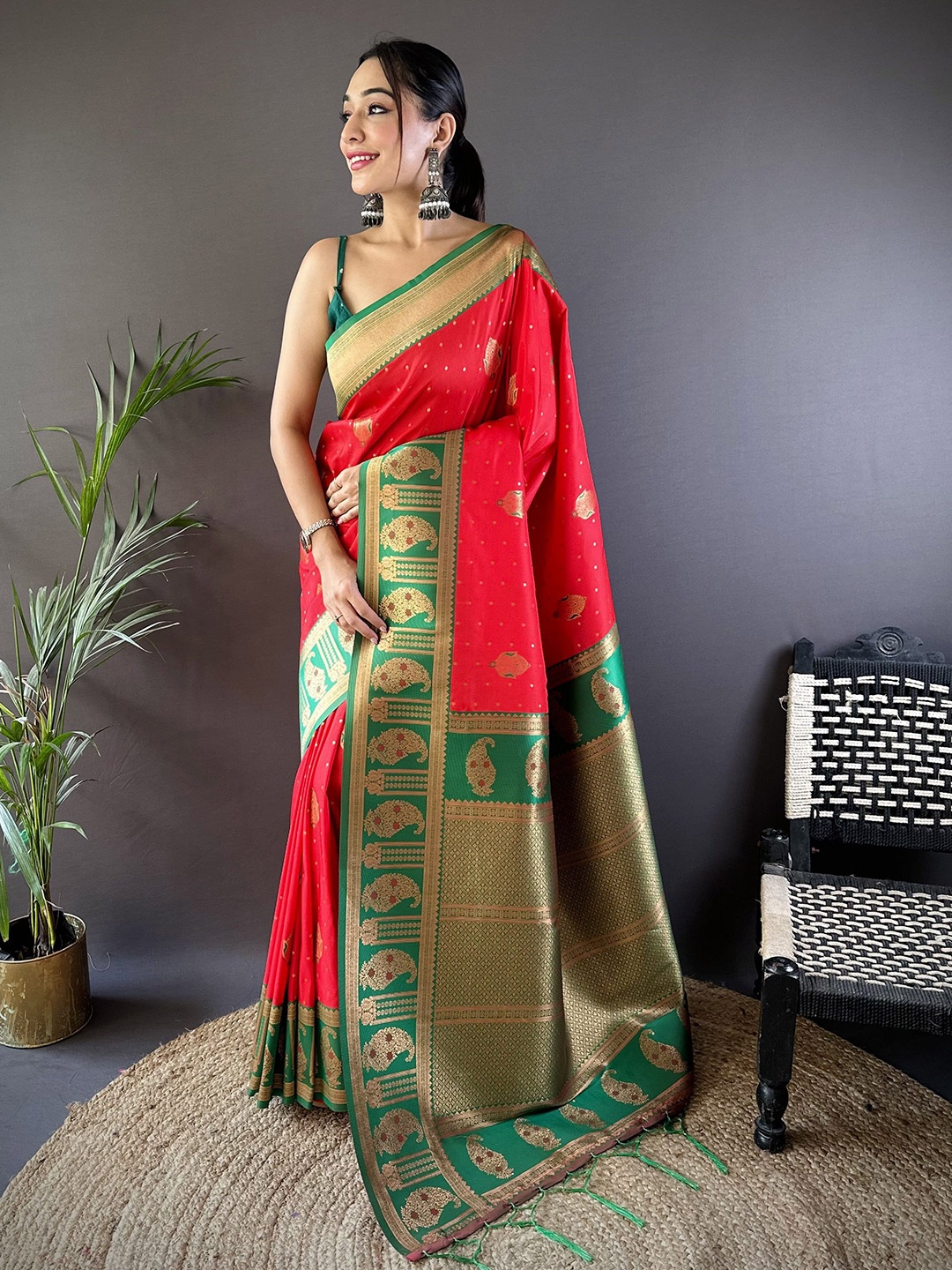 

VEECHIS Ethnic Motifs Zari Banarasi Saree, Red