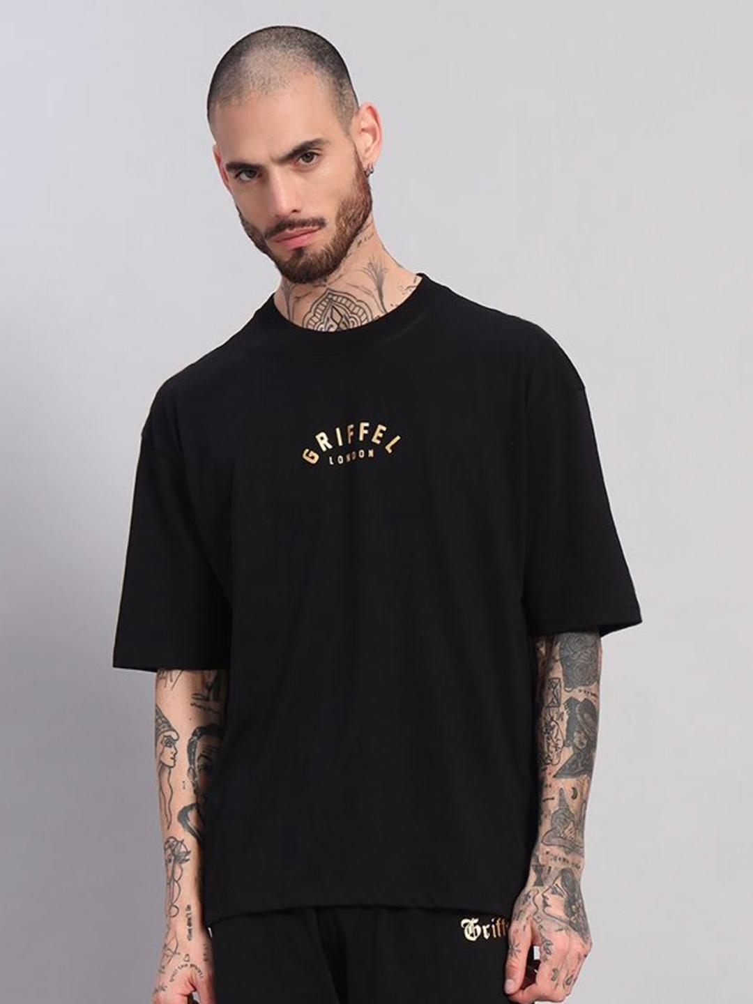 

GRIFFEL Men Printed Drop-Shoulder Sleeves Ultralite T-shirt, Black