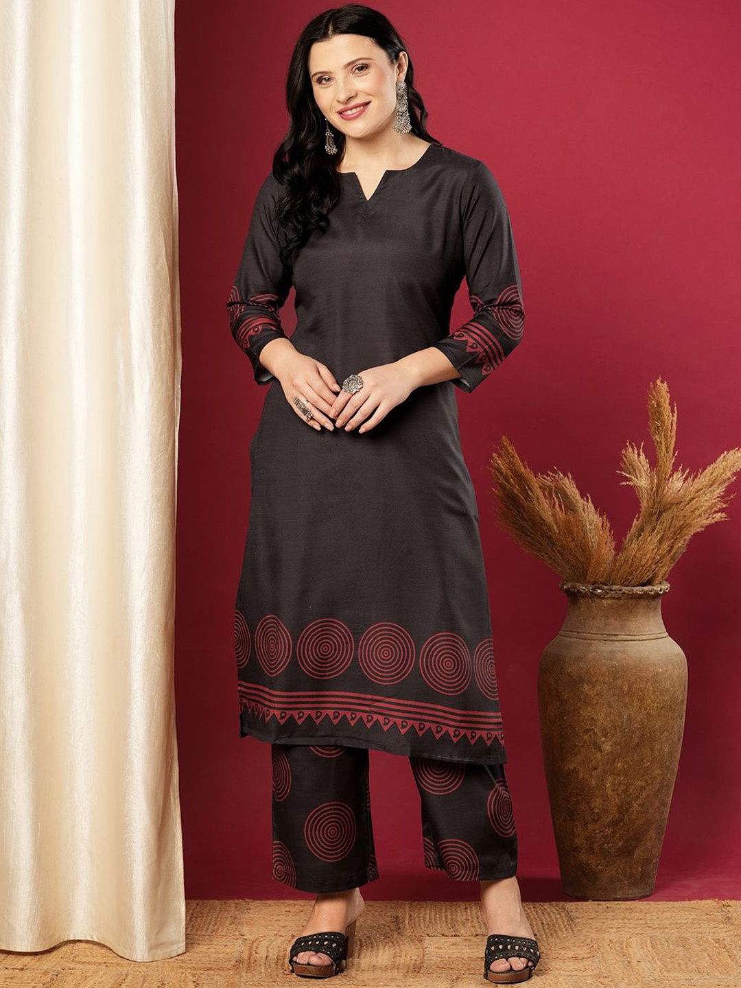 

DIVASTRI Geometric Printed Notch Neck Straight Kurta With Trouser, Black