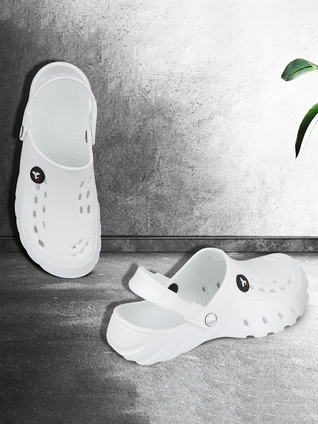 

PENNEN Men Clogs, White