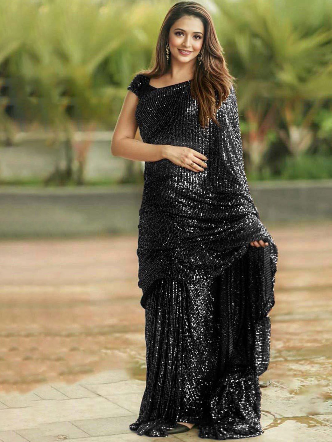 

MADHUR HAND WORK ART Embellished Sequinned Designer Saree, Black