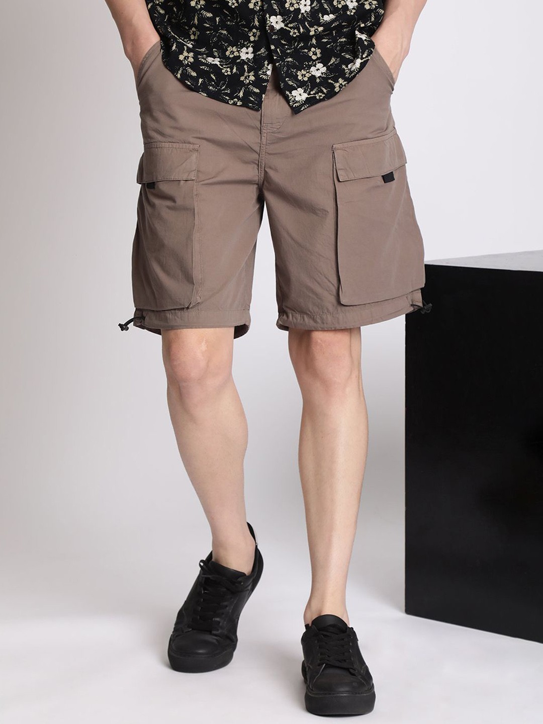 

The Roadster Lifestyle Co. Men Pure Cotton Relaxed Fit Cargo Shorts, Brown