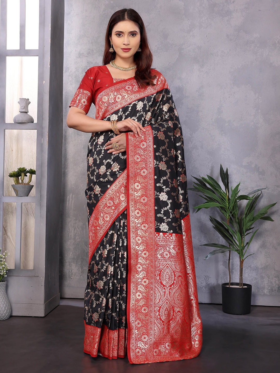 

VEECHIS Floral Zari Banarasi Saree, Black