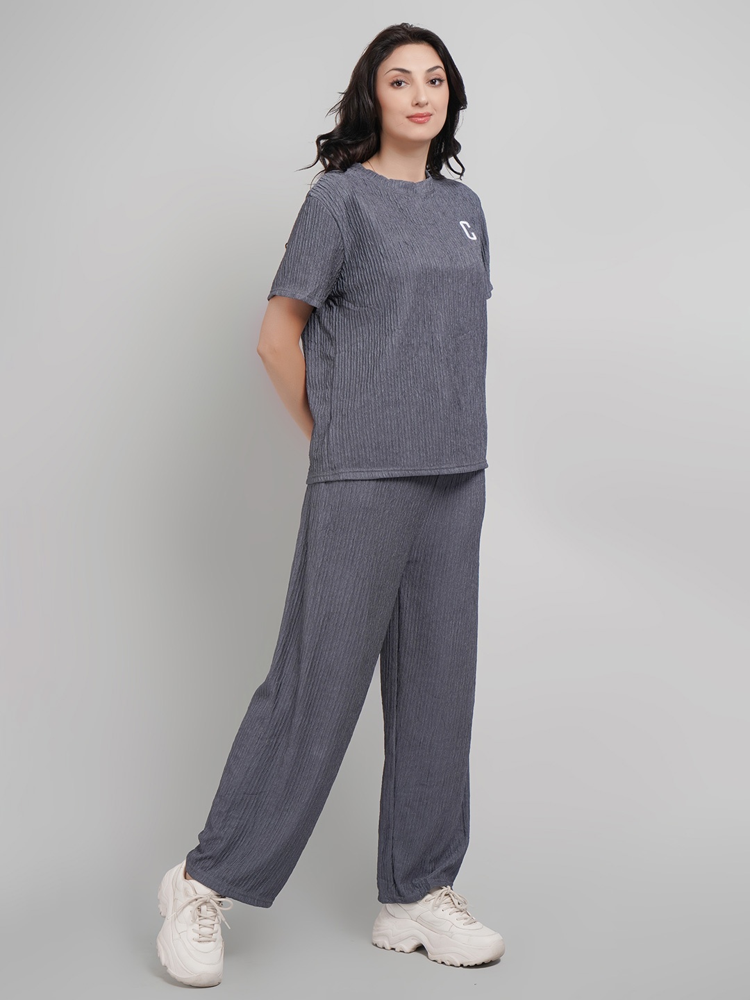 

Lugo Solid Round Neck T-Shirt With Trousers, Grey