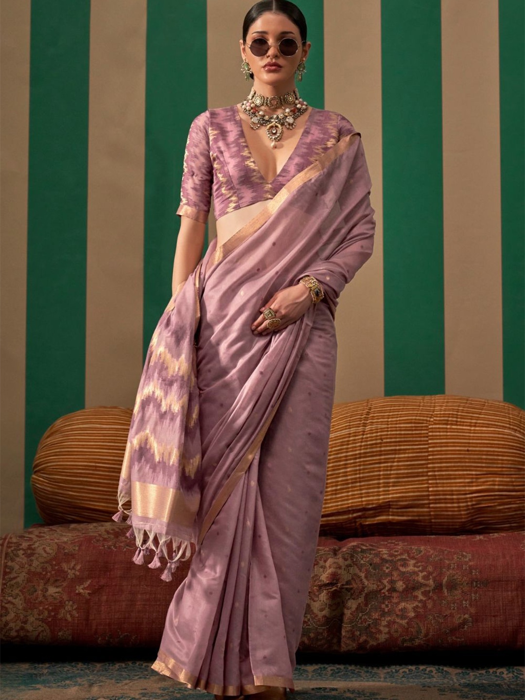 

DEVATITHI Woven Design Zari Silk Blend Saree, Purple