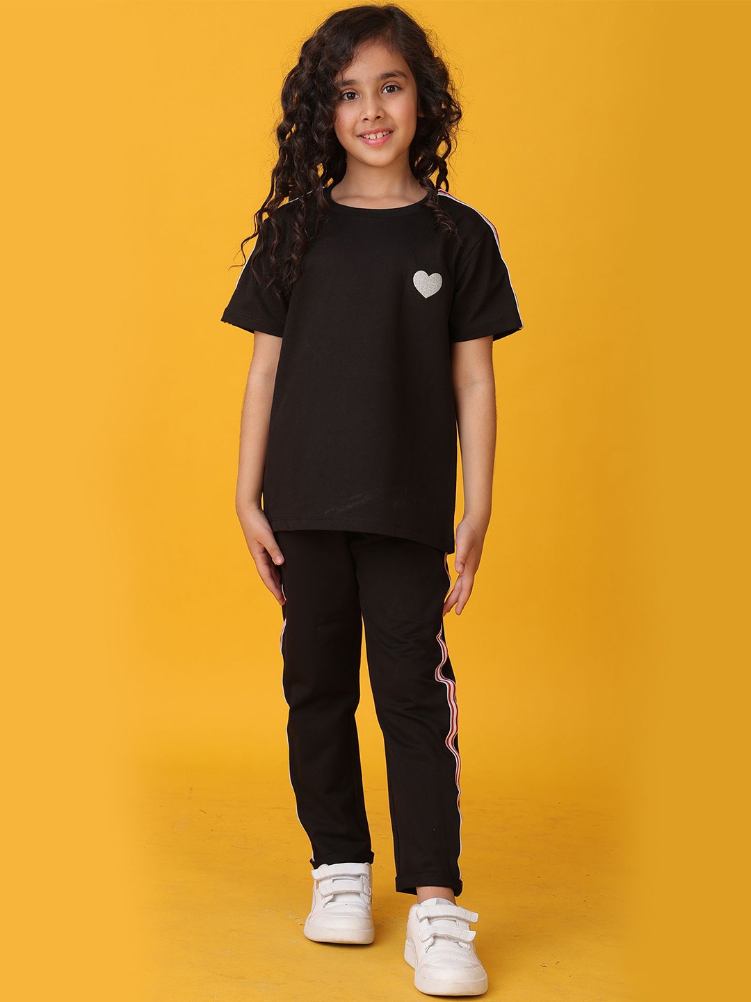 

Anthrilo Girls Heart Side Tape T-Shirt With Trousers Set, Black